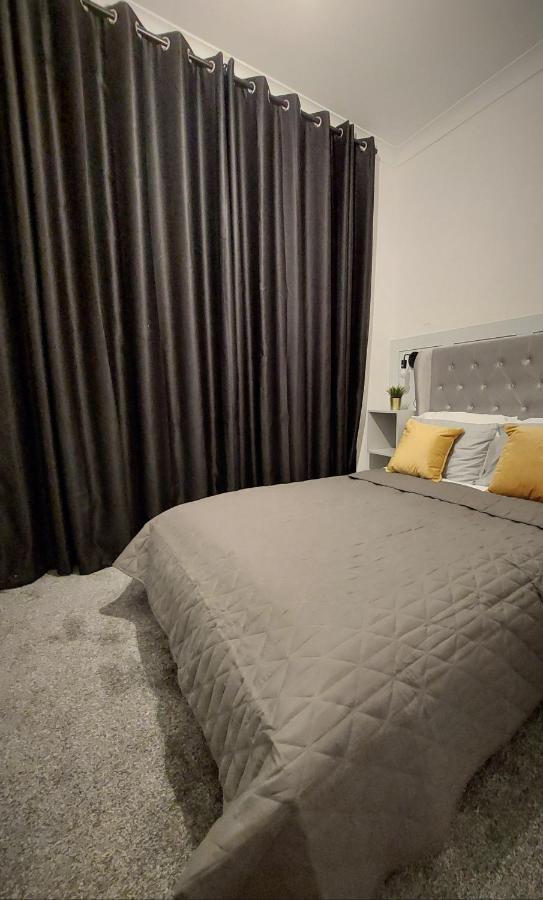 Modern & Bright, G/F, 1Br Apt. Real Hidden Gem Apartment Hamilton Bagian luar foto